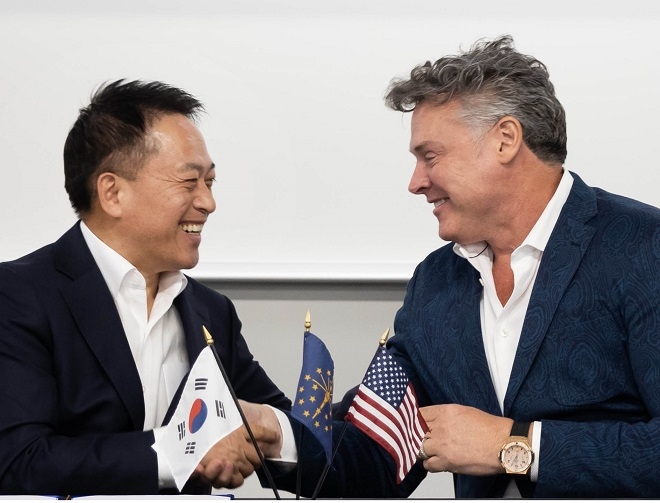 최윤호 삼성SDI 대표이사 사장(왼쪽)과 마크 스튜어트 스텔란티스 북미COO. 제공=삼성SDI.