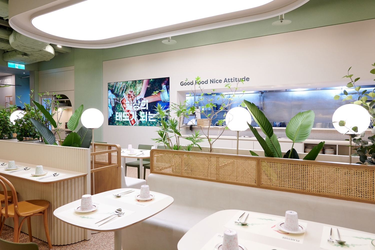 ‘플랜튜드(Plantude)’ 1호점 매장 내부 모습./ 사진제공 = 풀무원