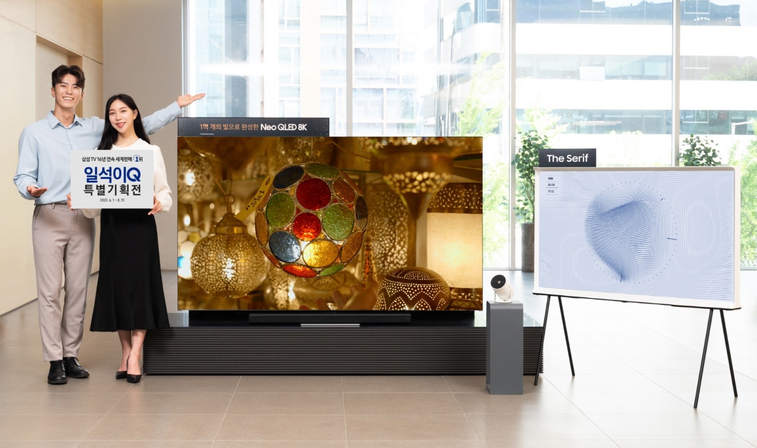 삼성전자 모델이 서울 논현동에 위치한 삼성 디지털프라자 강남본점에서 '일석이Q' 특별 기획전을 소개하고 있다. 사진=삼성전자