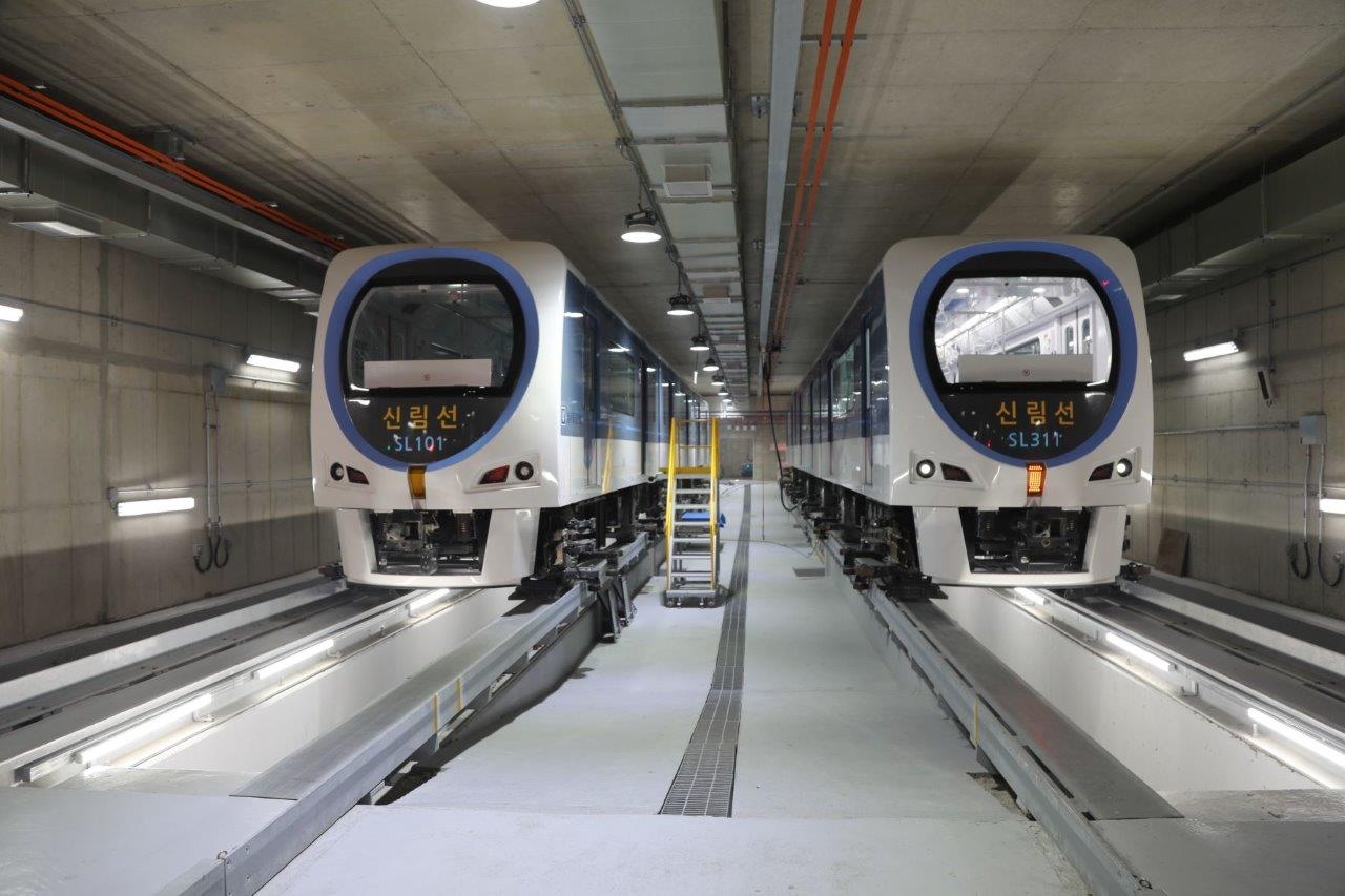 차량 기지에 정차해 있는 신림선 도시철도 전동차 모습 / 사진제공=DL이앤씨