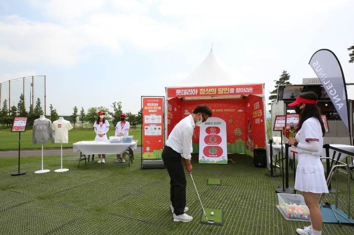 ‘KLPGA 롯데 오픈’ 대회 내 갤러리 프라자에 설치된 롯데GRS 이벤트 체험에 한 갤러리가 행사에 참여하고 있다./사진제공=롯데GRS