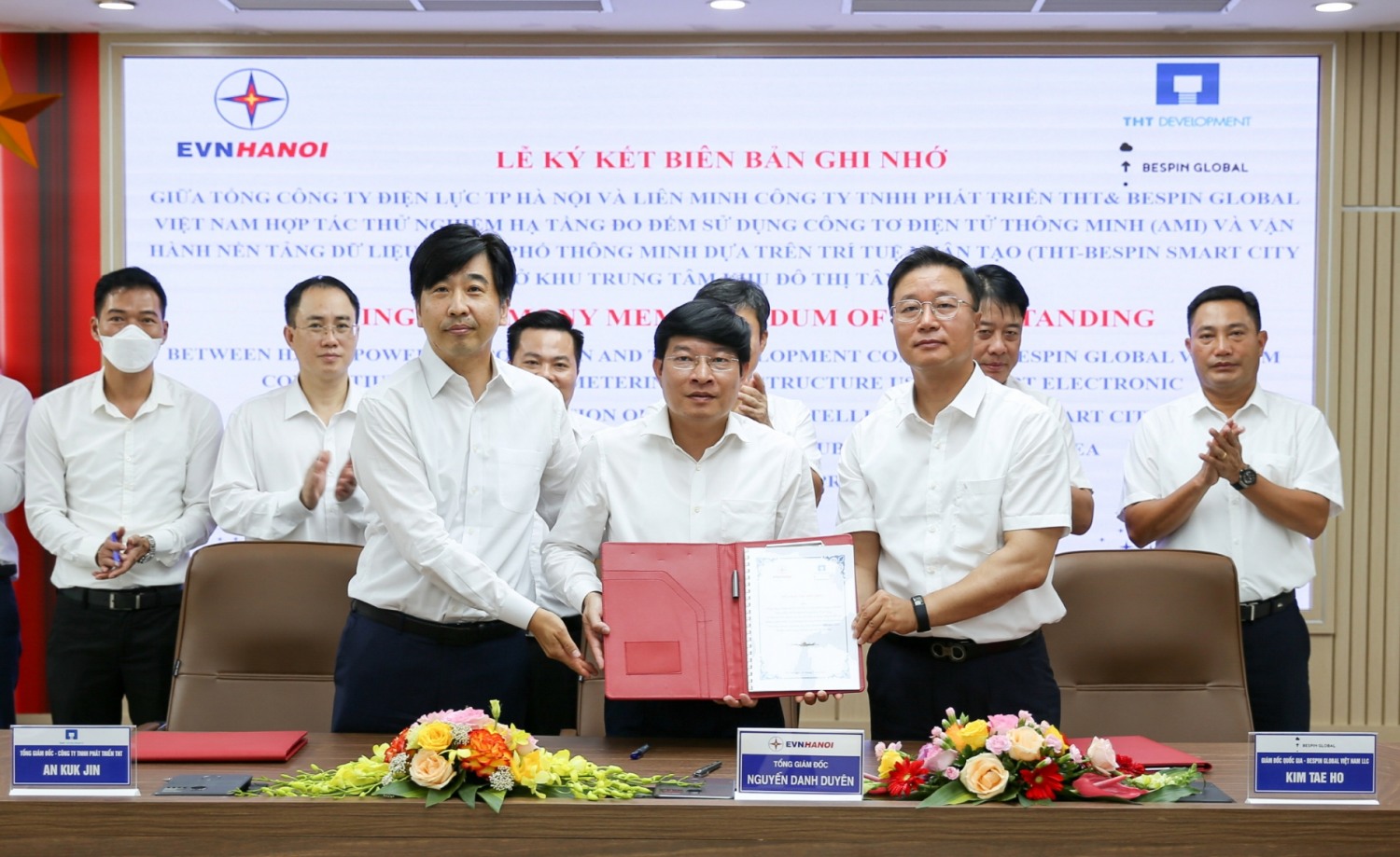 대우건설 THT디벨롭먼트 안국진 법인장(왼쪽)과 하노이전력공사 응우엔 단 듀엔 대표이사(가운데), 베스핀글로벌 베트남 김태호 법인장(오른쪽)이 AMI 구축 시범사업 MOU에 서명하고 기념촬영을 하고 있다. / 사진제공=대우건설