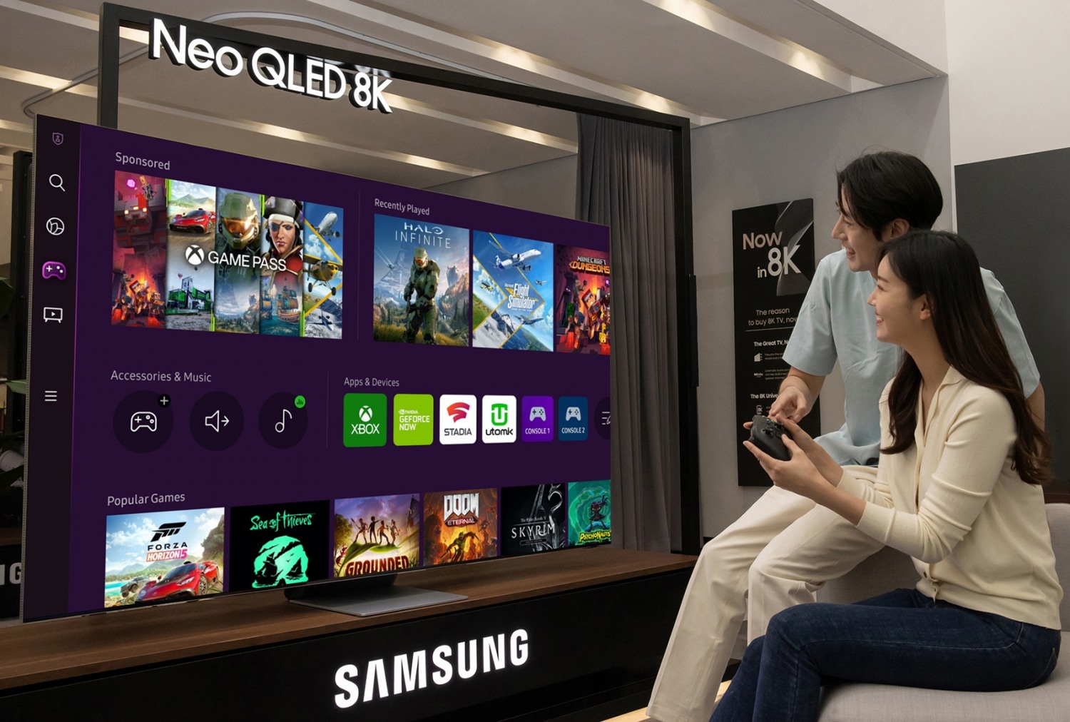 삼성전자 모델이 삼성 스마트 TV의 게이밍 허브를 통해 마이크로소프트 엑스박스 클라우드 게임 등을 시연해 보이고 있다. 사진=삼성전자