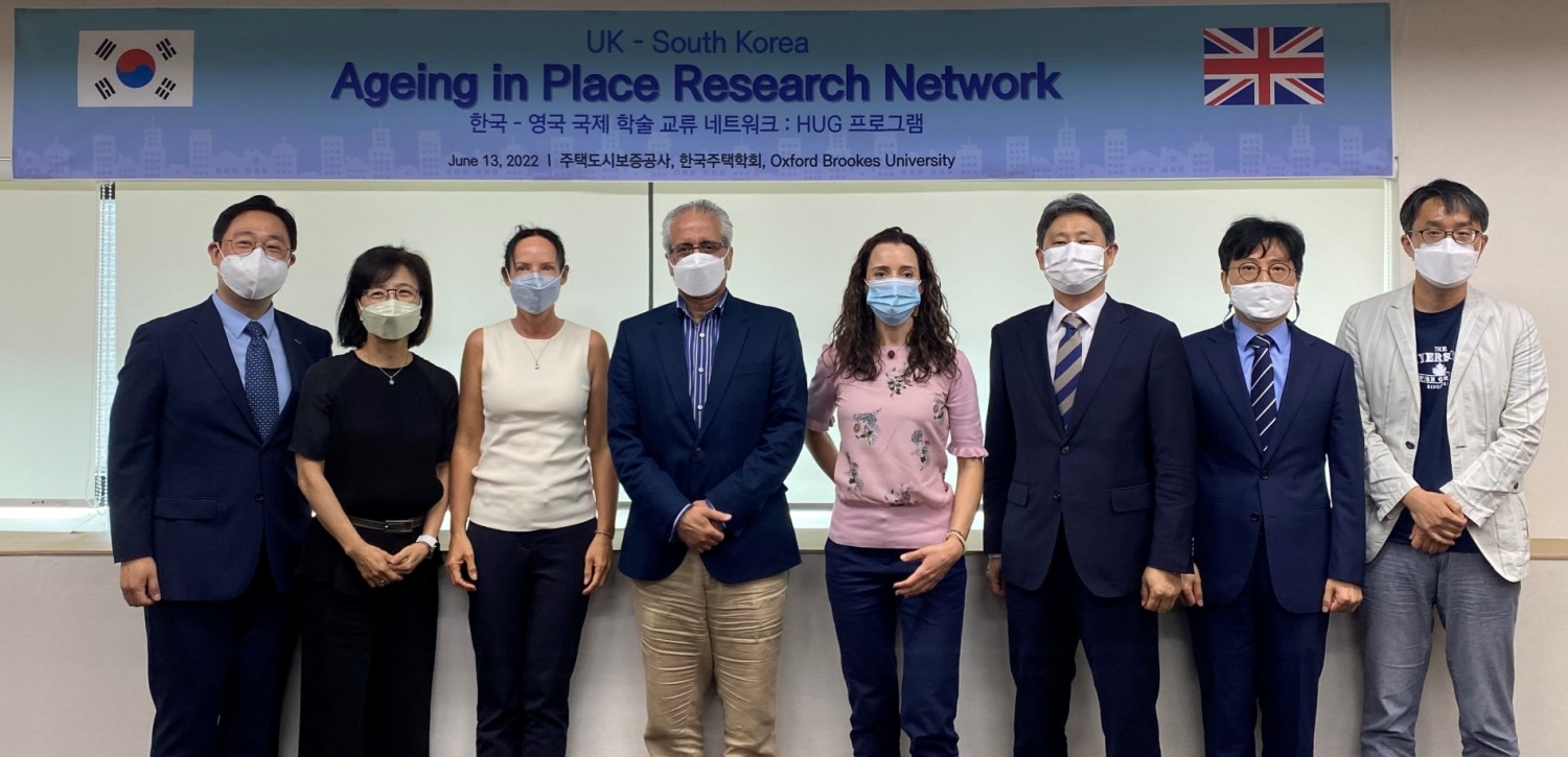 13일 국제 연구인력교류 프로그램 개최 후, HUG 주택도시금융연구원 직원과 옥스퍼드 브룩스 교수진이 회의 후 기념촬영을 하고 있다. / 사진제공=HUG