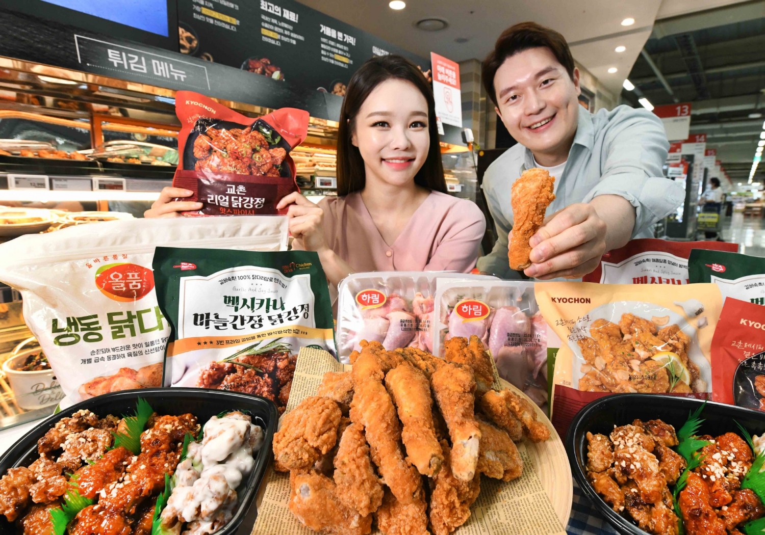 모델들이 15일 홈플러스 강서점에서 ‘치킨 대전’ 행사 상품을 선보이고 있다./ 사진제공 = 홈플러스