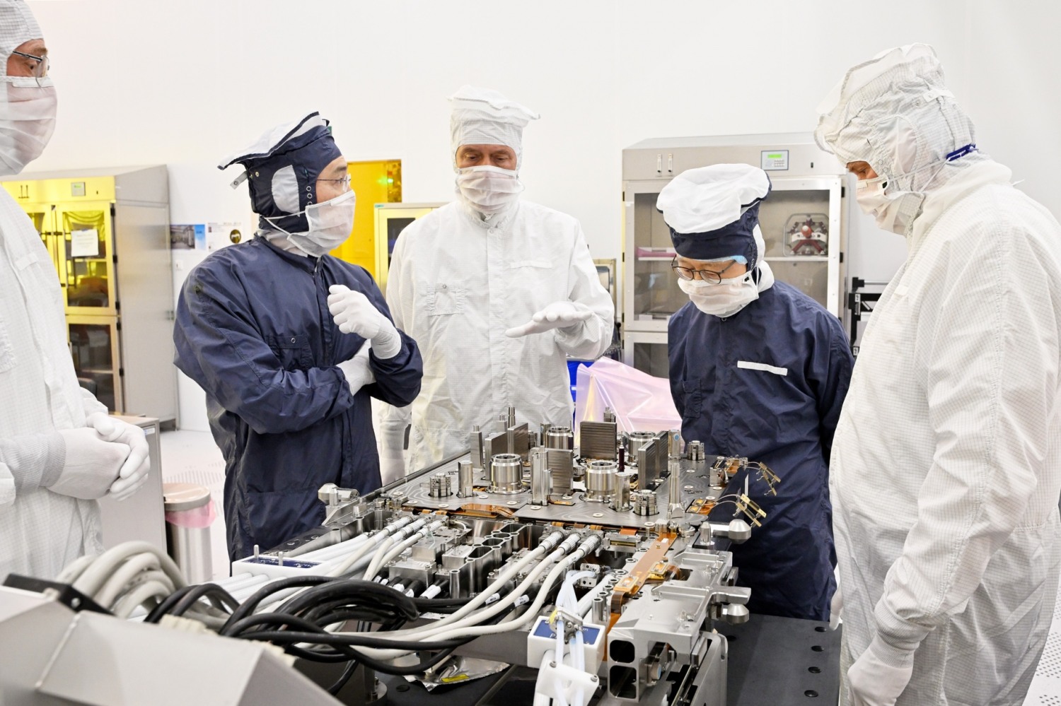 이재용 삼성전자 부회장이 14일(현지시간) 네덜란드 에인트호번에 위치한 ASML 본사에서 피터 베닝크(Peter Wennink) ASML CEO, 마틴 반 덴 브링크(Martin van den Brink) ASML CTO 등과 함께 반도체 장비를 점검했다. 사진=삼성전자