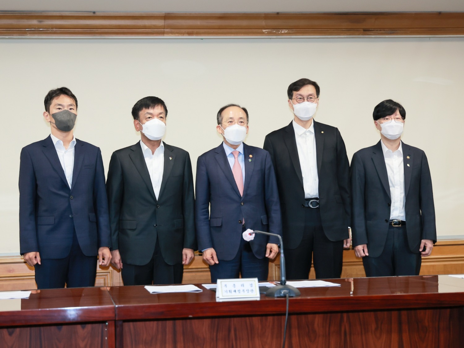 16일 오전 7시 서울 은행회관에서 열린 비상 거시경제금융회의 참석 모습. (왼쪽부터) 이복현 금융감독원장, 최상목 경제수석, 추경호 경제부총리 겸 기획재정부 장관, 이창용 한국은행 총재, 김소영 금융위원회 부위원장 / 사진제공= 한국은행(2022.06.16)