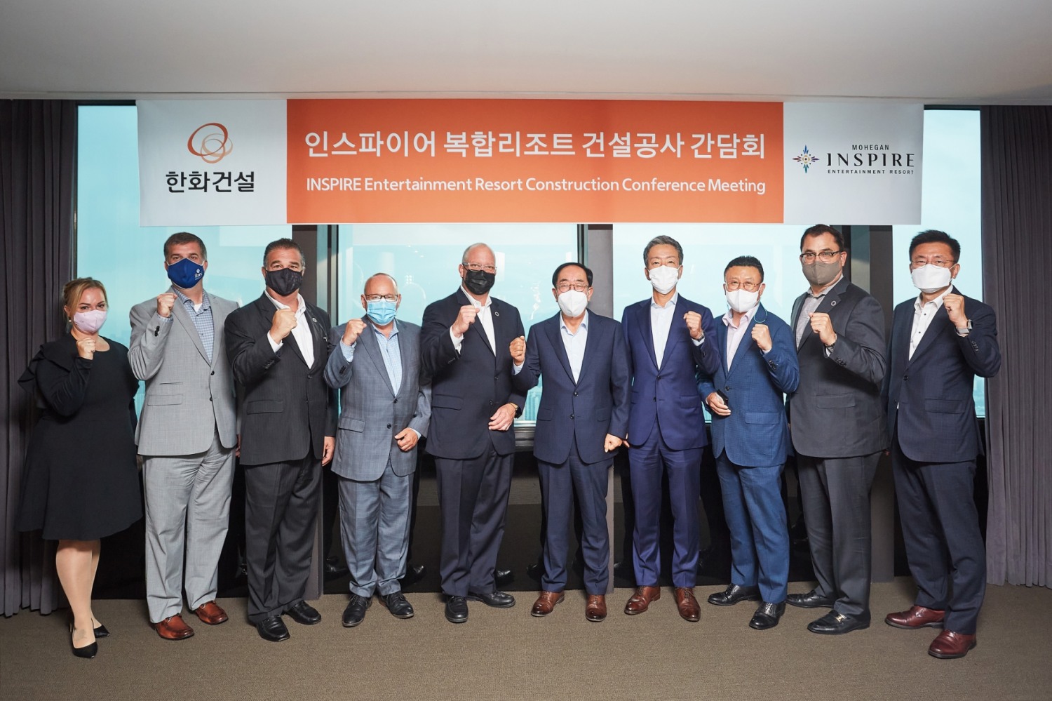 최광호 한화건설 부회장(왼쪽에서 여섯번째), 제임스 게스너 모히건 회장(왼쪽에서 다섯번째), 레이 피널트 모히건 대표(왼쪽에서 네번째) 등 양측 관계자들이 간담회를 갖고 인스파이어 복합리조트 사업 협력 강화 방안을 논의했다. / 사진제공=한화건설