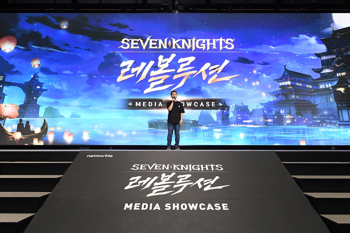 16일 열린 미디어 쇼케이스에서 안준석 넷마블넥서스 개발총괄이 세븐나이츠 레볼루션에 대해 설명하고 있다. 사진=넷마블