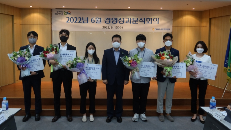 NH농협캐피탈이 지난 15일 브랜드 홍보와 조직 소속감 및 애사심 고취를 위해 ‘비즈링 서비스’를 도입했다. 사진은 같은 날 서울 여의도에 위치한 NH농협캐피탈 본사에서 진행된 6월 경영성과분석회의에서 비즈링 음원 시나리오 수상자들과 조두식 NH농협캐피탈 대표이사(왼쪽에서 네번째)가 기념촬영을 하고 있다. /사진제공=NH농협캐피탈