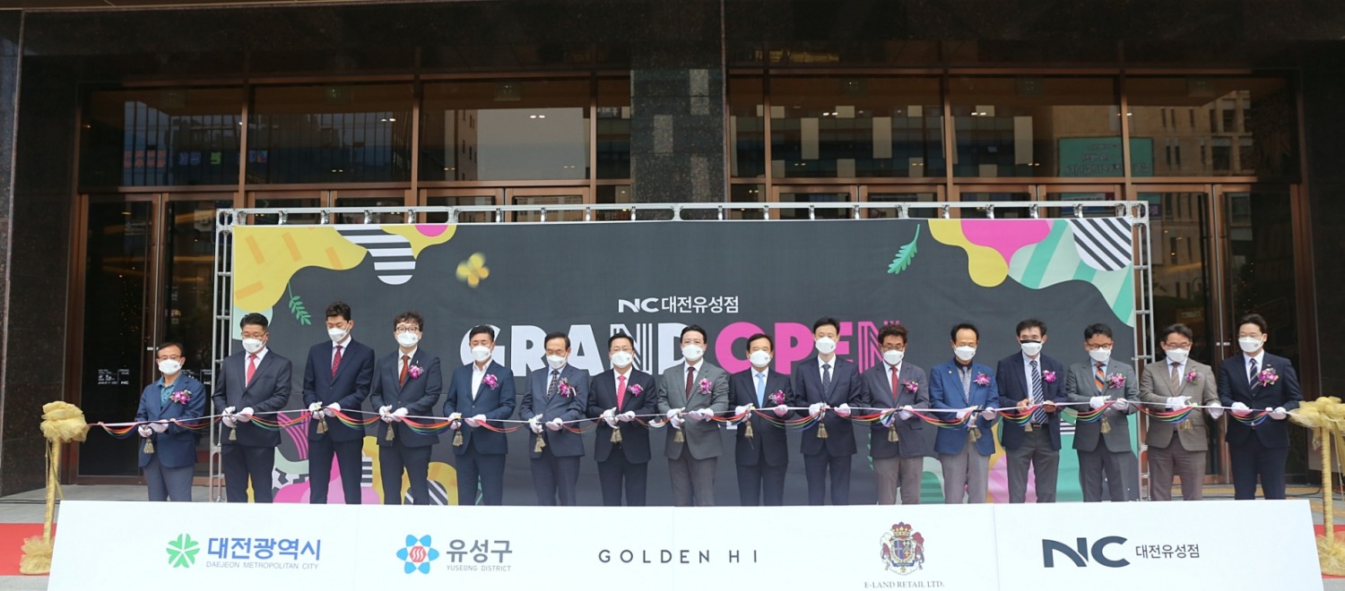 이랜드의 차세대 도심형 라이프스타일 아울렛 NC대전유성점이 17일 오전 오픈식을 갖고 고객에게 첫 선을 보였다. 사진 왼쪽 여섯 번째부터 박희삼 골든하이 회장, 이장우 대전시장 당선인, 윤성대 이랜드리테일 대표./사진제공=이랜드그룹