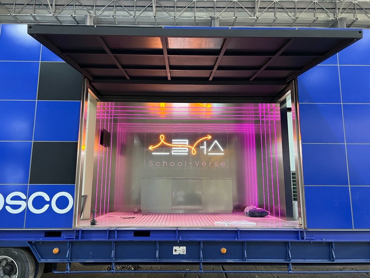 포스코의 이노빌트(INNOVILT) 강건재 솔루션을 적용해 제작한 이동형 친환경 교육 체험관. 사진=포스코