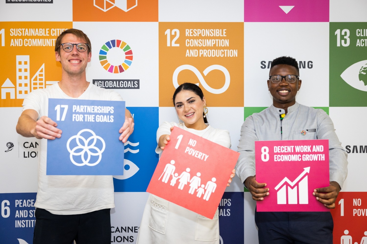 프랑스 칸 현지에 마련된 체험 부스에서 삼성전자의 '제너레이션 17(Generation 17)' 청년 리더들이 '삼성 지속가능발전목표'를 소개하고 있다. 사진=삼성전자