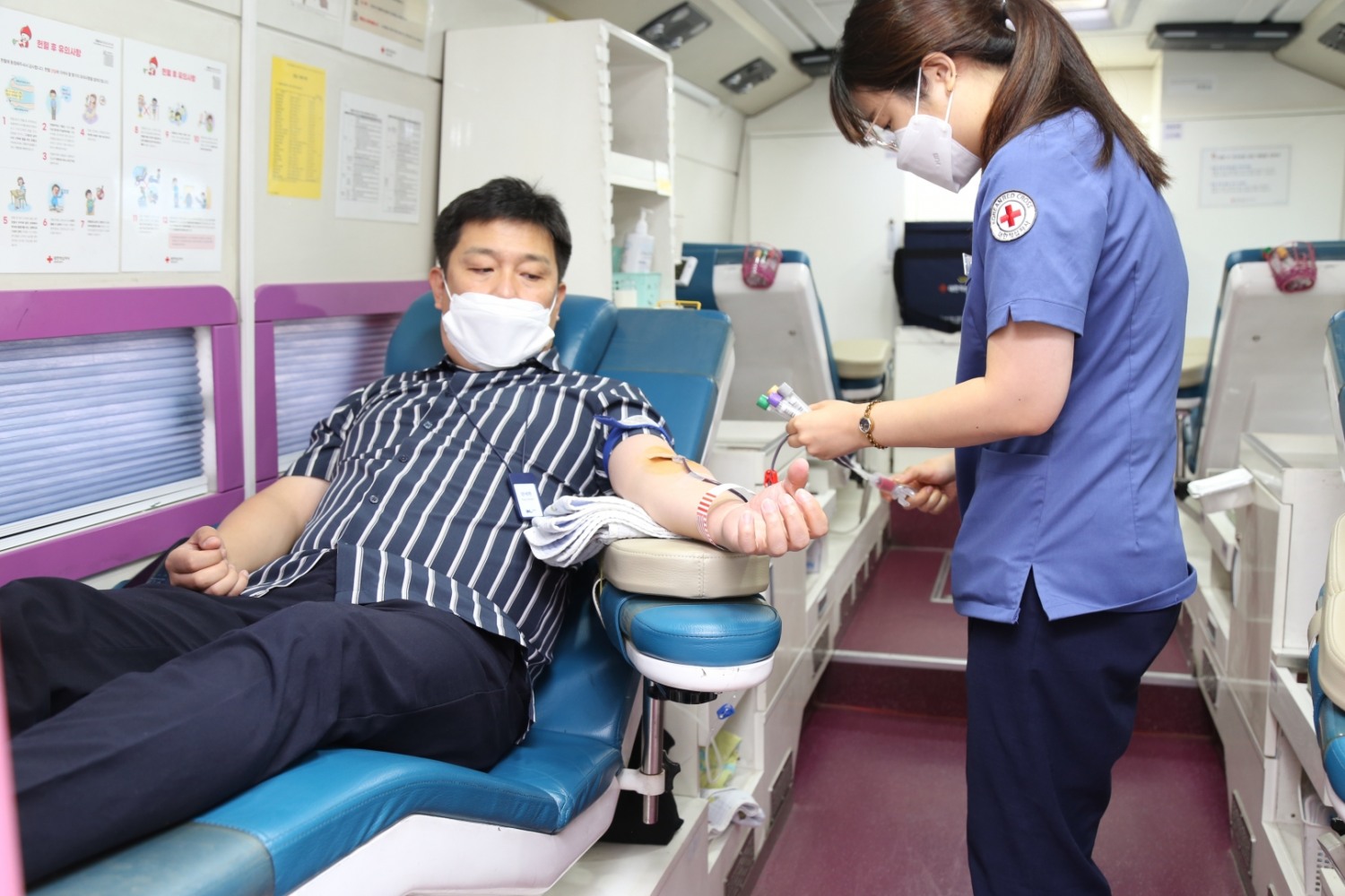 DL그룹은 ‘사랑의 헌혈 캠페인’을 21 ~ 22일 양일간 진행했다. DL그룹 임직원들이 돈의문 디타워에 출장한 헌혈 버스에서 헌혈을 하고 있다./사진제공=DL그룹