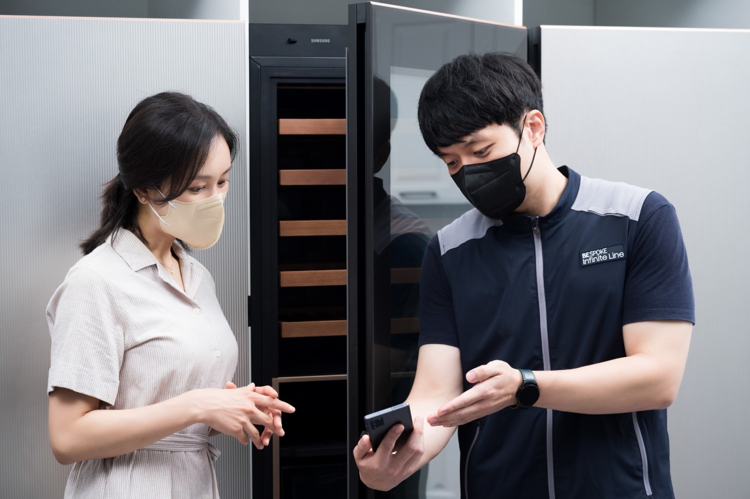 인피니트 전담팀은 제품 설치 뿐만 아니라 홈 IoT에 익숙하지 않은 고객들을 위해 '스마트싱스 홈 라이프' 연결을 지원하고, 고객이 요청하면 사용 설명까지 제공한다. 사진=삼성전자