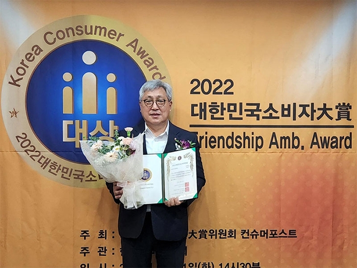 2022 대한민국 소비자대상 시상식에서 샘표를 대표해 ‘사회적 가치 실현’ 부문 대상을 수상한 샘표 홍보본부 총괄 김정수 상무이사./ 사진제공 = 샘표