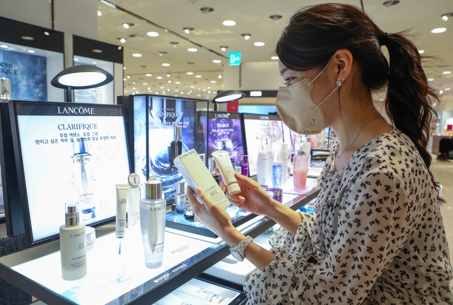 롯데백화점 본점 랑콤 화장품 매장에서 고객이 상품을 쇼핑하는 모습./ 사진제공 = 롯데쇼핑