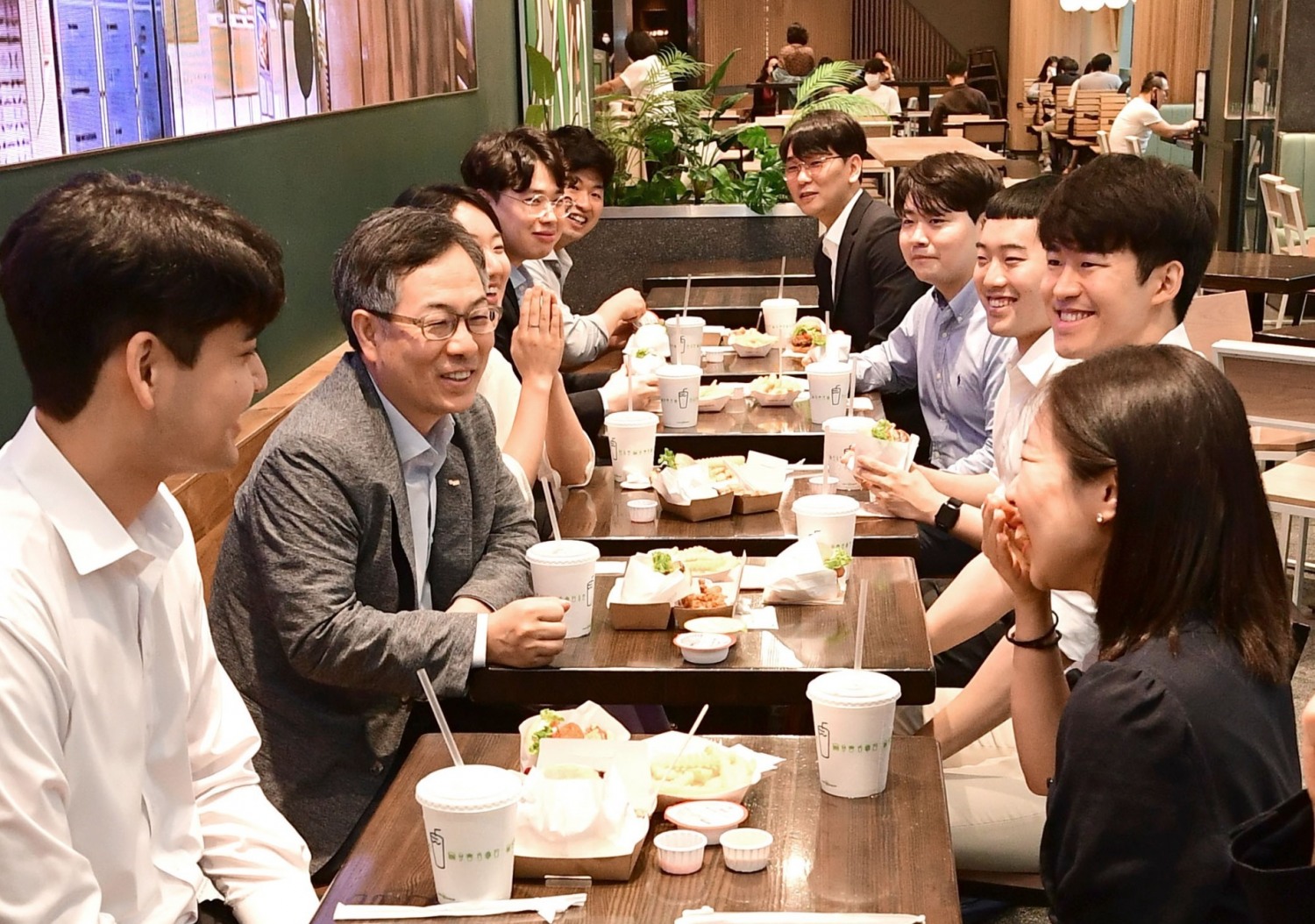 권형택 HUG 사장(왼쪽에서 2번째)이 지난 27일, 부산 서면 일원에서 청년이사들이 햄버거 점심식사를 하며 간담회를 진행 하고 있다./사진제공=주택도시보증공사