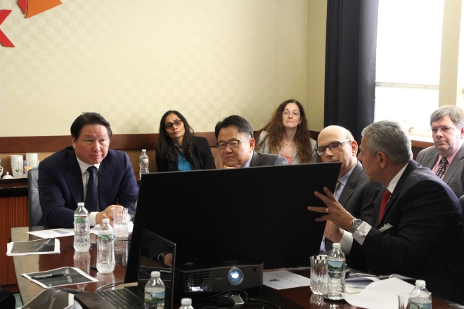 최태원 SK그룹 회장은 지난 2017년 SK바이오팜 미국법인 SK라이프사이언스 방문해 조정우 SK바이오팜 대표 등 관계자들과 회의를 진행했다. 사진=SK그룹.