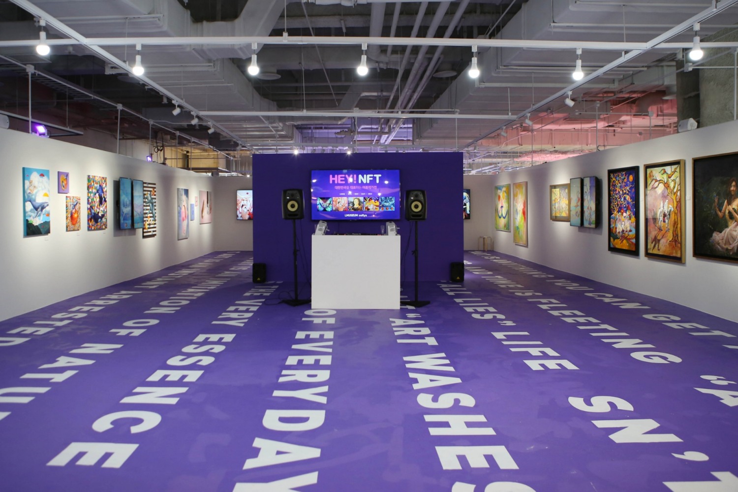 AK플라자가 NFT를 활용한 대큐모 아트 마켓 플레이스 '헤이(HEY)! NFT'를 AK&홍대에 열었다./사진제공=AK플라자