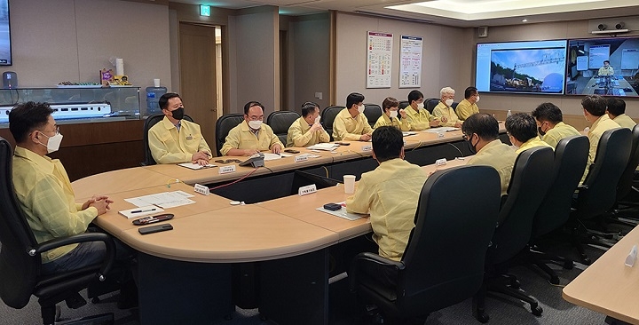 이종국 SR 대표이사(맨 왼쪽)와 지역사고수습본부 운영인력이 지난 2일 새벽 탈선사고 수습을 위해 밤새 비상대응하고 열차 정상 운행 상황을 확인하고 있다. 이 대표이사는 4일 본사에서 대전조차장역 인근 탈선사고 대책 점검회의를 주재하고 “이번 사고 대응 결과를 반영하여 고객 관점에서 재점검, 형식적인 내용은 삭제하고 실제 상황에서 바로 적용할 수 있도록 전면 개편하라”고 지시했다. /사진제공=SR