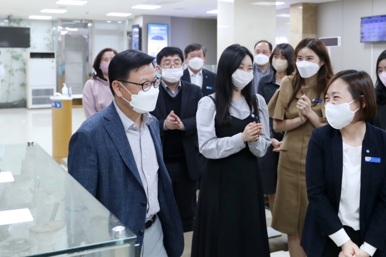 이원덕 우리은행장이 영업점을 방문해 직원들과 대화를 나누고 있다. / 사진제공=우리은행