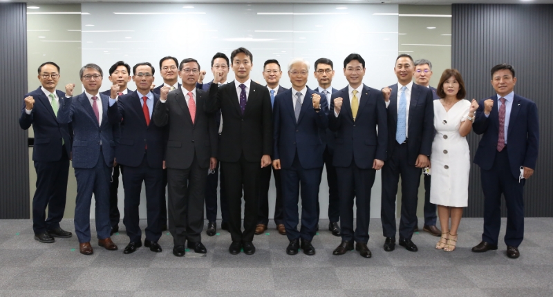 (가장 왼쪽) 오광만 여신금융협회 전무. (앞줄 왼쪽부터) 김대환 삼성카드 대표, 김정기 우리카드 대표, 임영진 신한카드 대표, 이복현 금융감독원장, 권길주 하나카드 대표, 이창권 KB국민카드 대표, 목진원 현대캐피탈 대표, 최현숙 IBK캐피탈 대표, 박승오 하나캐피탈 대표. (뒷줄 왼쪽부터) 박경훈 우리금융캐피탈 대표, 황수남 KB캐피탈 대표, 조좌진 롯데카드 대표, 이병휘 현대커머셜 대표, 추광식 롯데캐피탈 대표, 최원석 비씨카드 대표. /사진제공=금융감독원