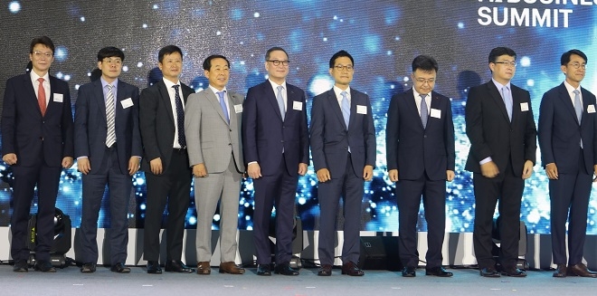 (왼쪽에서 네번째) 장희구 코오롱인더스트리 사장. 제공=코오롱.