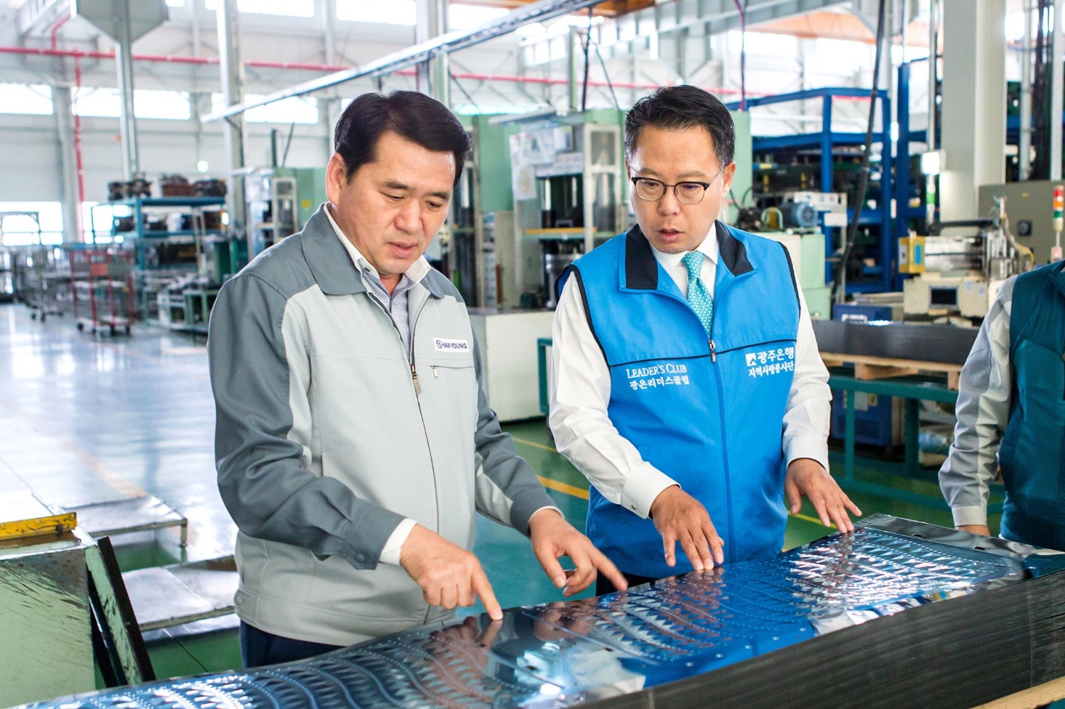 송종욱 광주은행장(오른쪽)이 한영피엔에스를 방문해 사업 현황 및 기술력을 설명 듣고, 자금지원 방안 등을 다각도로 협의하고 있다. / 사진제공=광주은행