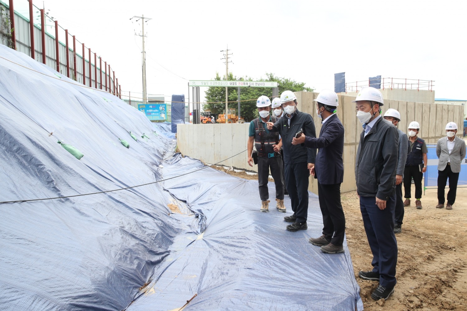 김현준 LH사장(왼쪽 세 번째)이 장마철 집중호우 대비 경사면 및 배수로 상태 등을 점검하고 있다. /사진제공=LH공사
