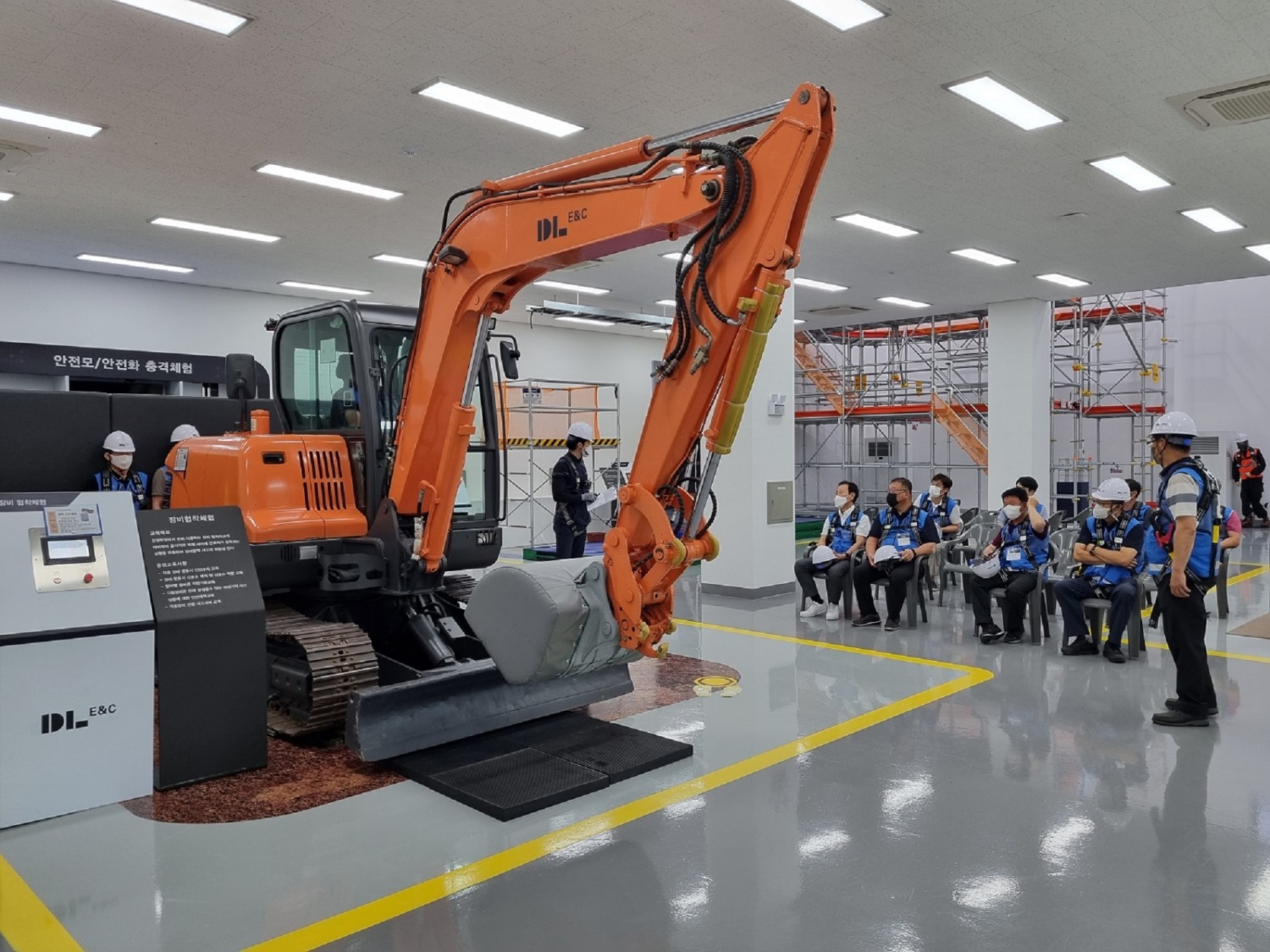 DL이앤씨 협력업체 대표들이 강사의 안내를 받으며 중장비 협착 사고 교육을 받고 있다. / 사진제공=DL이앤씨