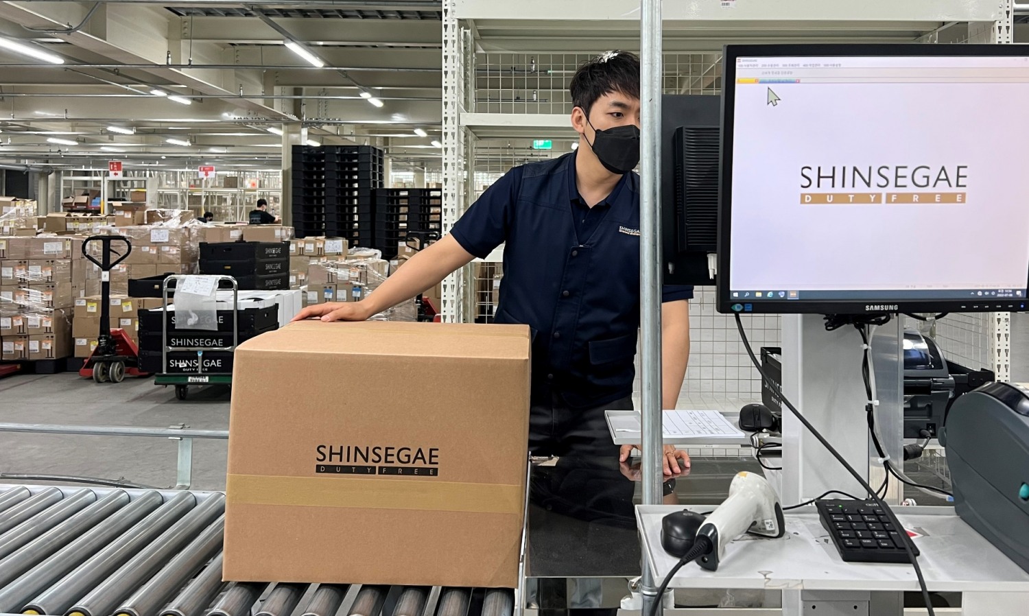 신세계면세점 물류센터에서 역직구 상품 배송 준비하는 모습./ 사진제공 = 신세계디에프