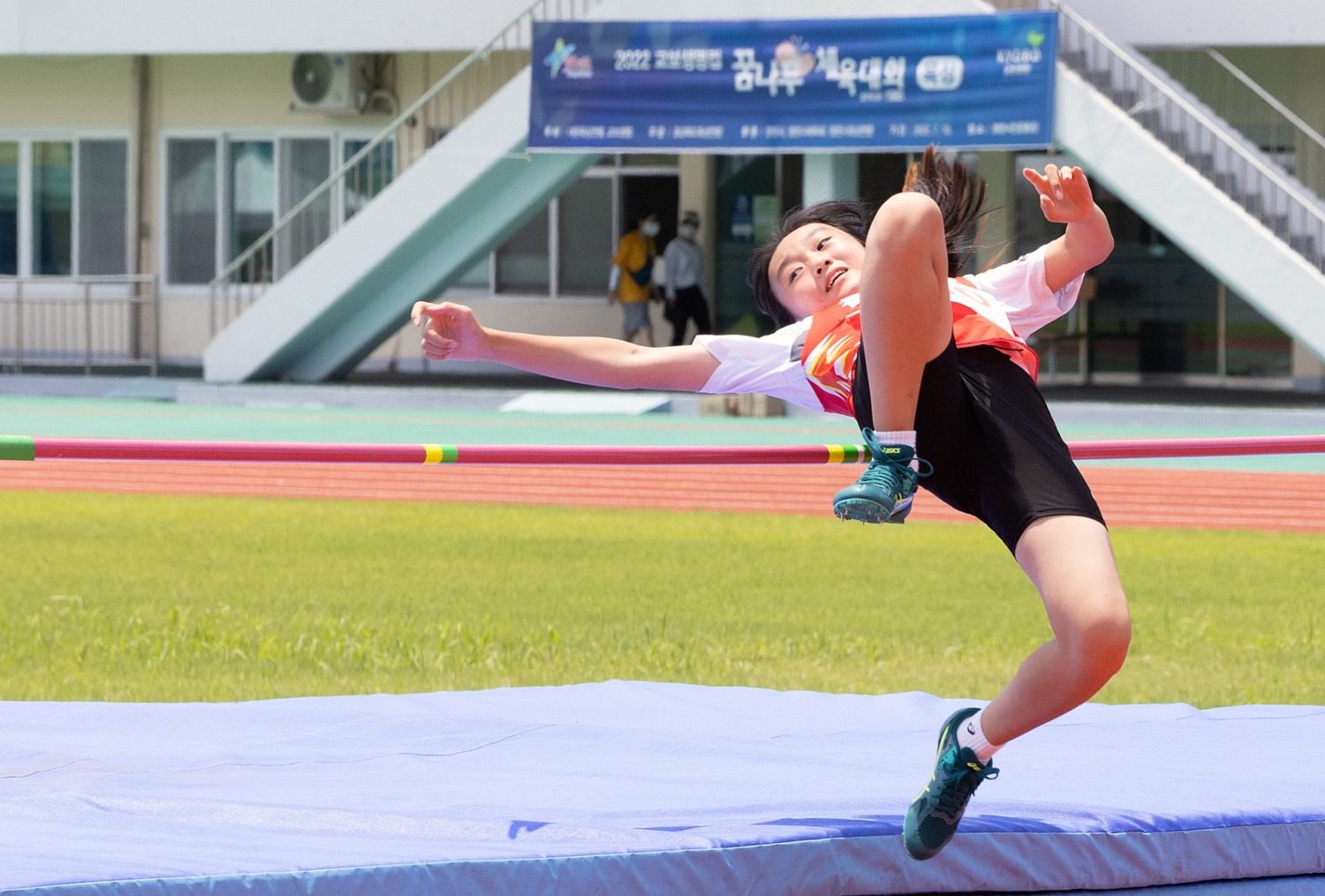 10일 경북 영천시민운동장에서 열린 2022 교보생명컵 꿈나무체육대회에 참가한 육상 꿈나무들이 기량을 펼치고 있다./사진=교보생명