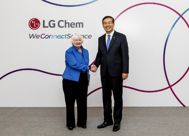 신학철 LG화학 부회장이 재닛 옐런(Janet Yellen) 미국 재무부 장관과 만나 전지 소재 공급망 강화를 위한 협력 방안을 논의했다. 사진=LG화학.