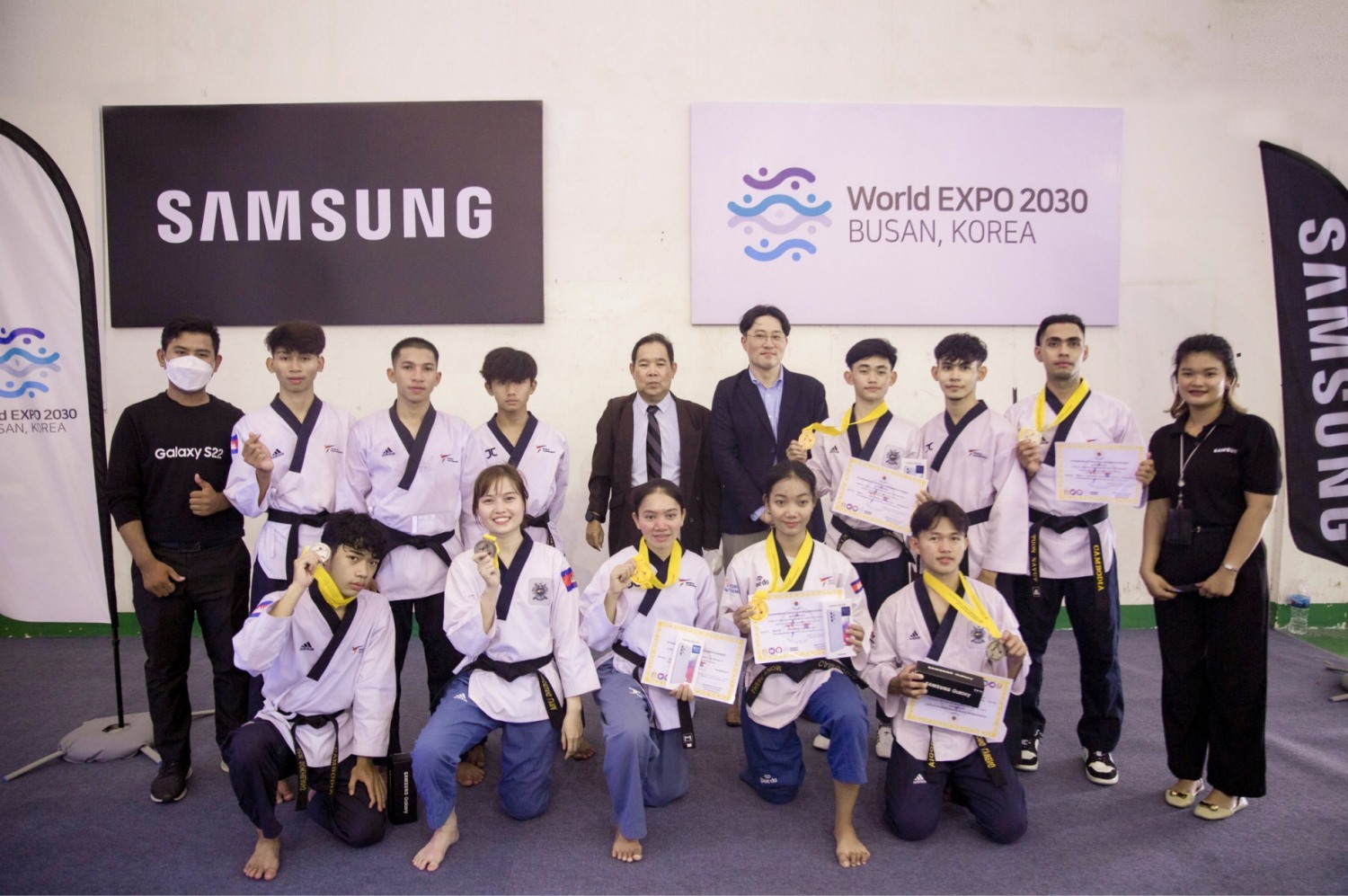캄보디아 교육체육부와 삼성전자 관계자(사진 뒷줄 왼쪽에서 다섯번째, 여섯번째)가 대회에 참가한 캄보디아 청소년 선수들과 기념사진을 촬영하고 있다. 사진=삼성전자