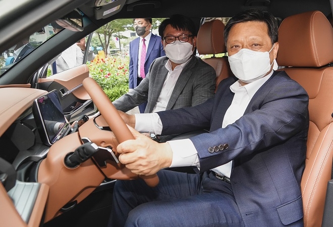 포스코 김학동 부회장(오른쪽)과 쌍용자동차 정용원 관리인. 사진=쌍용차.