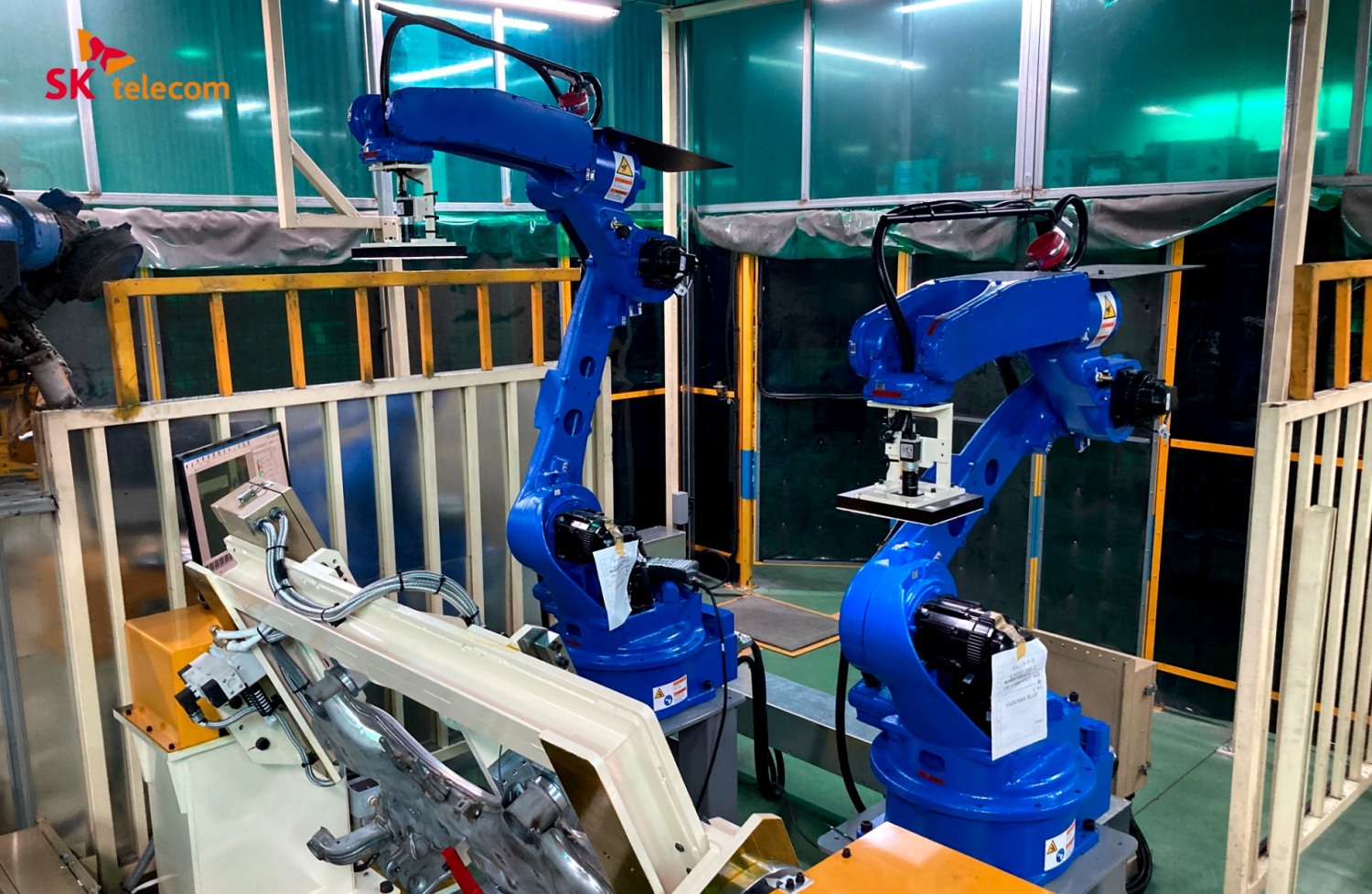 경북 영천에 위치한 화신 공장에서 SKT 웰딩 AI 솔루션을 통해 용접 품질 검사를 진행하고 있는 모습. 사진=SK텔레콤