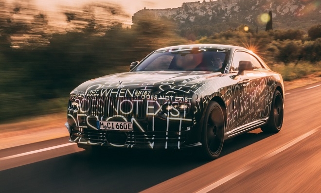 위장필름을 두른 롤스로이스 스펙터 테스트카. 출처=롤스로이스.