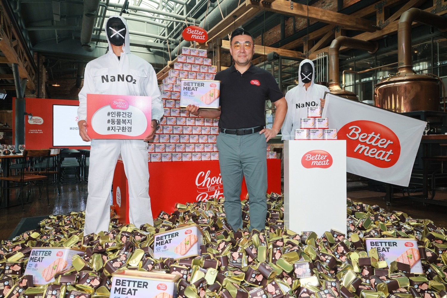2022년 7월 28일 서울 서초구 데블스도어에서 송현석 신세계푸드 대표이사와 모델들이 대두단백, 식이섬유 등 100% 식물성 원료로 동물성 가공육 캔 햄의 맛과 식감을 구현한 ‘베러미트 식물성 런천’ 캔 햄을 소개하고 있다./ 사진제공 = 신세계푸드