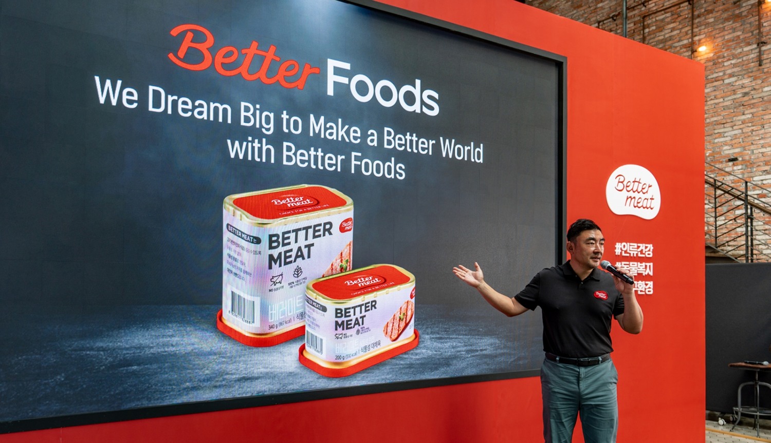 2022년 7월 28일 서울 서초구 데블스도어에서 열린 ‘베러미트 신제품 론칭 및 비전 설명회’에서 송현석 신세계푸드 대표이사가 ‘더 나은 식품으로 더 나은 세상을 만든다’는 대안육(代案肉) 사업 비전을 설명하고 있다. / 사진제공 : 신세계푸드