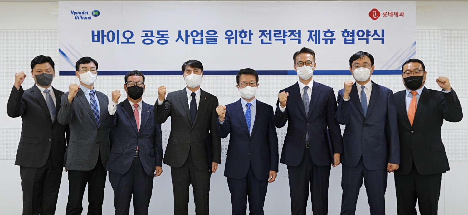 서울 중구 현대오일뱅크 서울사무소에서 진행된 롯데제과-현대오일뱅크 바이오 공동 사업을 위한 전략적 제휴 협약식에서 참석자들이 기념사진을 촬영하고 있다. 좌측부터 롯데제과 이현철 법인영업1팀장, 윤덕환 법인영업부문장, 홍선택 영업2본부장, 이진성 사업대표, 현대오일뱅크 주영민 대표이사, 이승수 글로벌사업본부장, 오태길 트레이딩부문장, 전기현 제품트레이딩팀장./ 사진제공 = 롯데제과