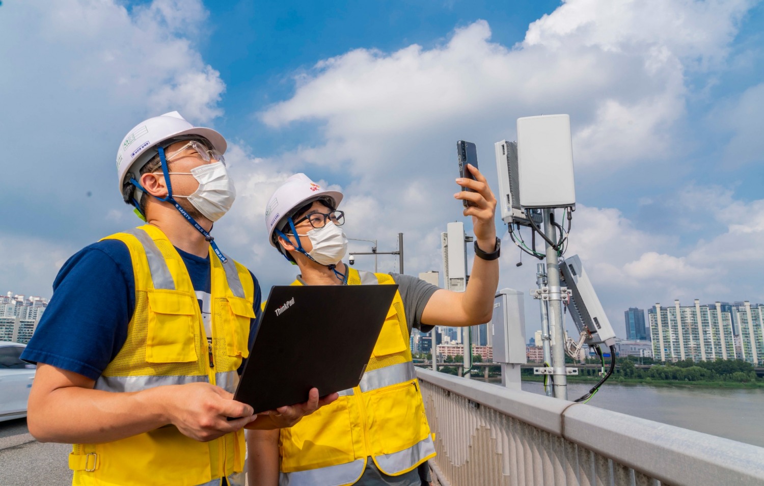 SK텔레콤 엔지니어가 5G 상공망 안테나 장비를 점검하고 있다. 사진=SK텔레콤