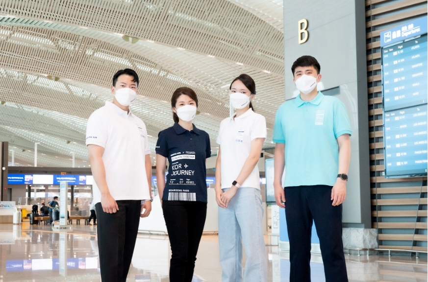 현대카드가 지난 7월 1일 대한항공과 손잡고 ‘대한항공카드’의 디자인을 기반으로 한 대한항공 직원용 특별 유니폼을 공개했다. /사진제공=현대카드 뉴스룸