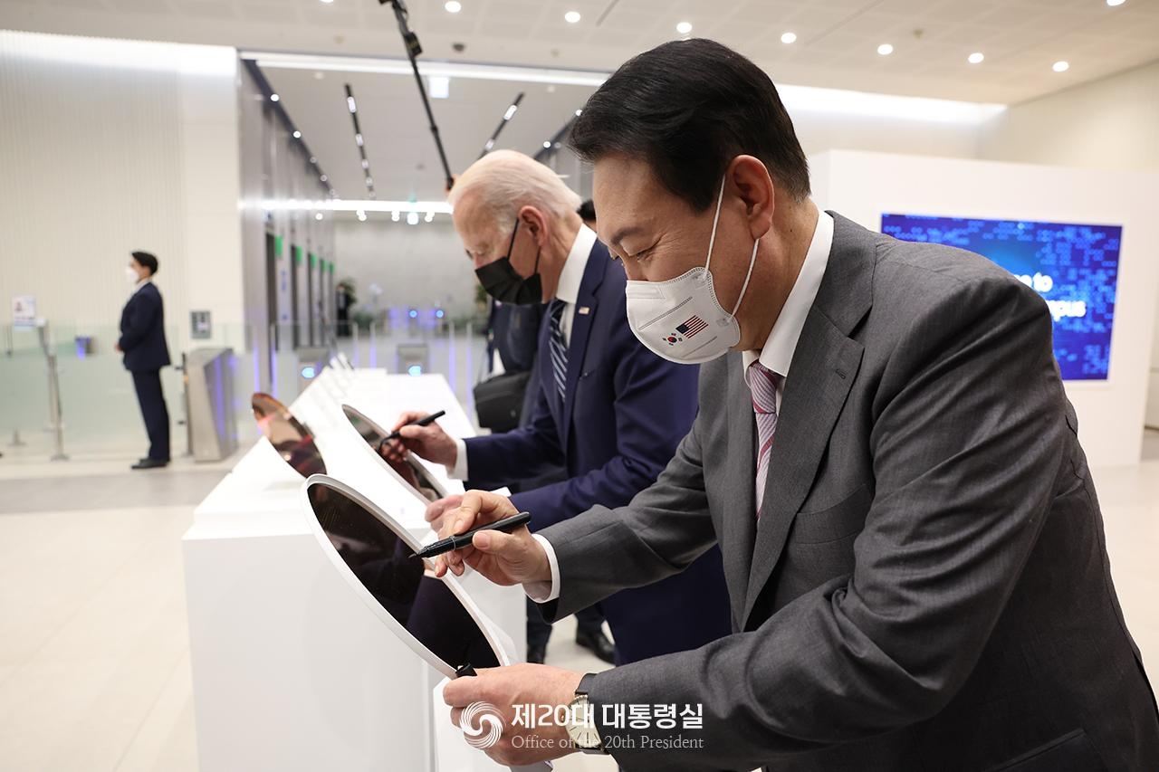 윤석열 대통령이 바이든 대통령과 함께 지난 5월20일 경기도 평택시 소재의 삼성 반도체 평택캠퍼스에 방문했다. 사진=제20대 대통령실