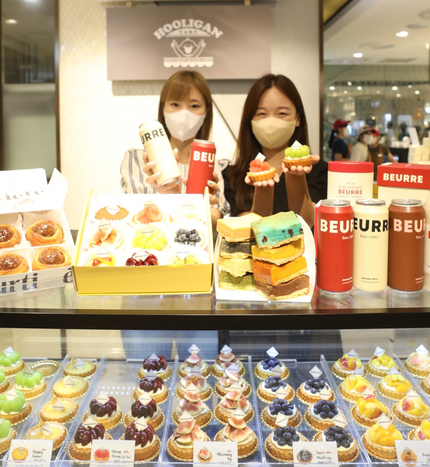 롯데백화점 잠실점 디저트 팝업스토어에서 모델들이 상품을 홍보하는 모습./ 사진제공 = 롯데쇼핑