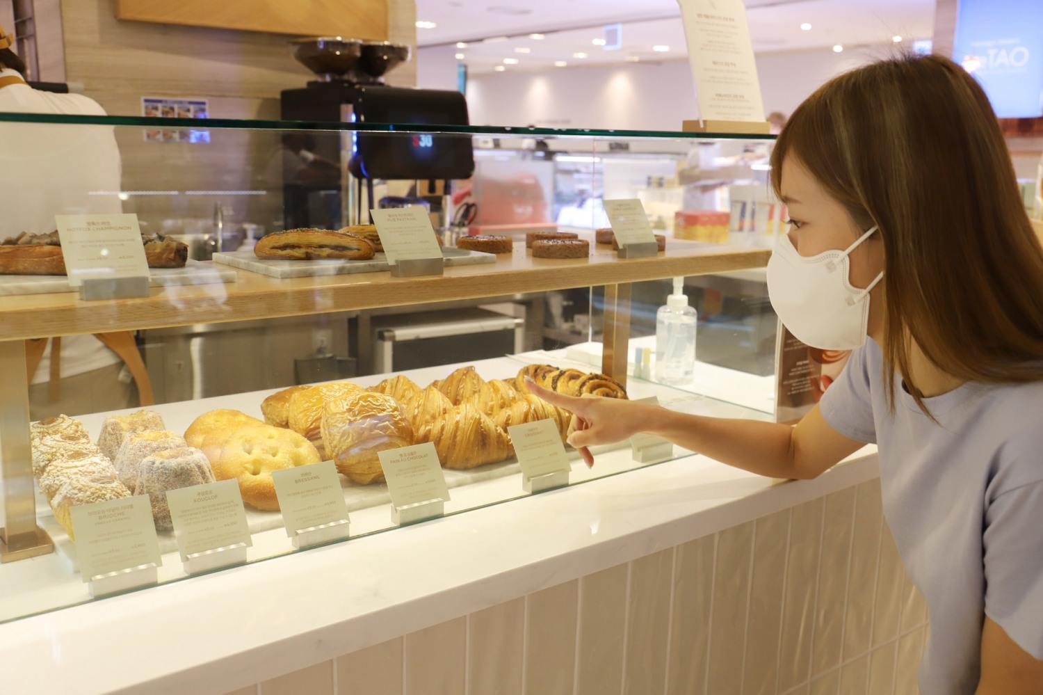 롯데백화점 본점 얀 쿠브레 매장에서 빵을 구매하는 고객./ 사진제공 = 롯데쇼핑