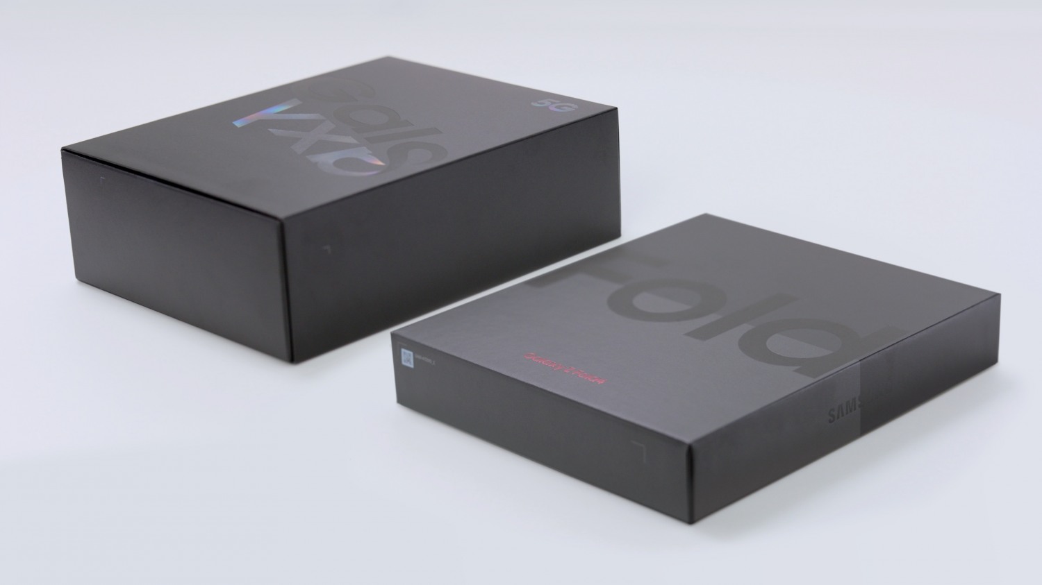 갤럭시Z폴드(좌)와 갤럭시Z폴드4(오른쪽) 패키지 비교. 사진=삼성전자