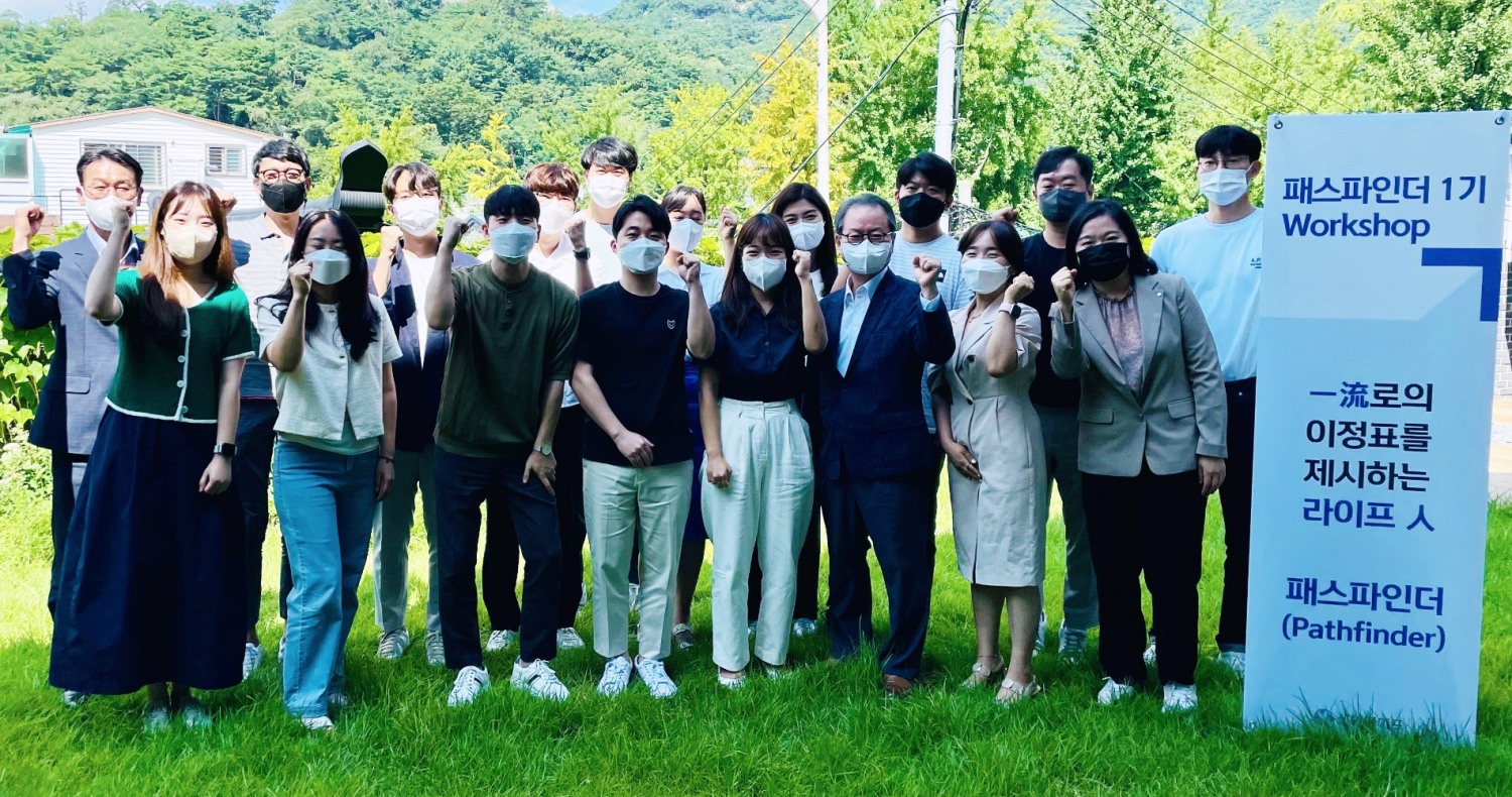 서울 종로구 삼청동 블루스퀘어에서 열린 '패스파인더' 출범 워크숍에서 성대규 사장(첫줄오른쪽 세번째)과 참석자들이 2022년 8월 12일 기념사진을 찍고있다./사진=신한라이프