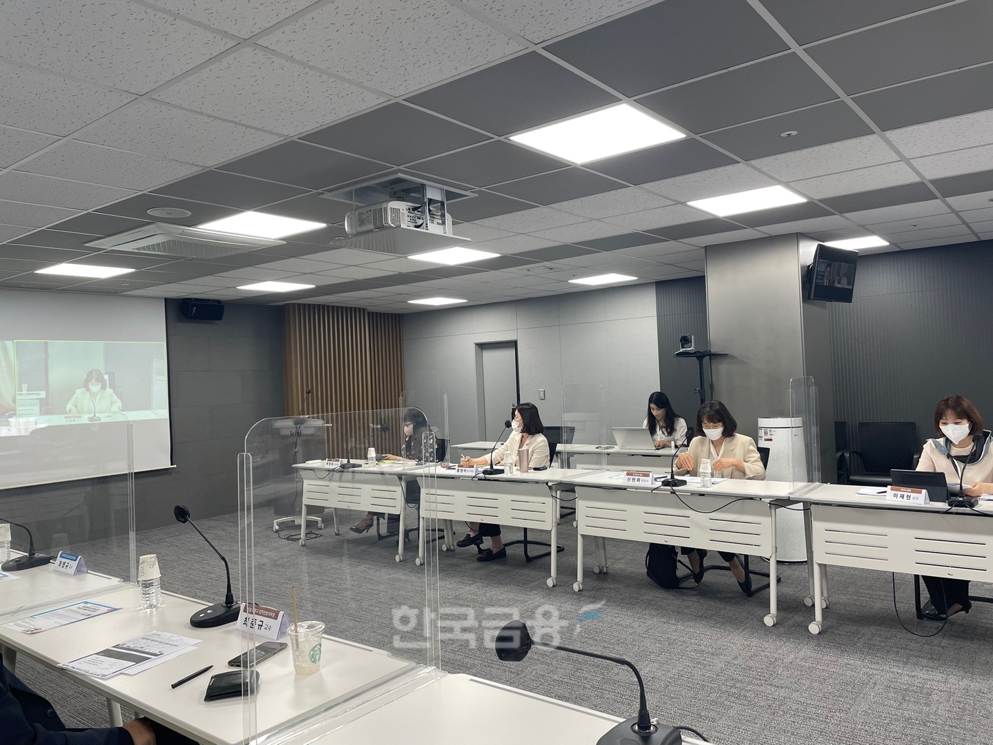 12일 오후3시 보험연구원 12층에서 열린 '제6회 보험법 포럼 '보험약관 해석과 작성자 불이익 원칙'에서 보험연구원 황현아 연구위원이 주제발표를 하고 있다./사진=전하경 기자