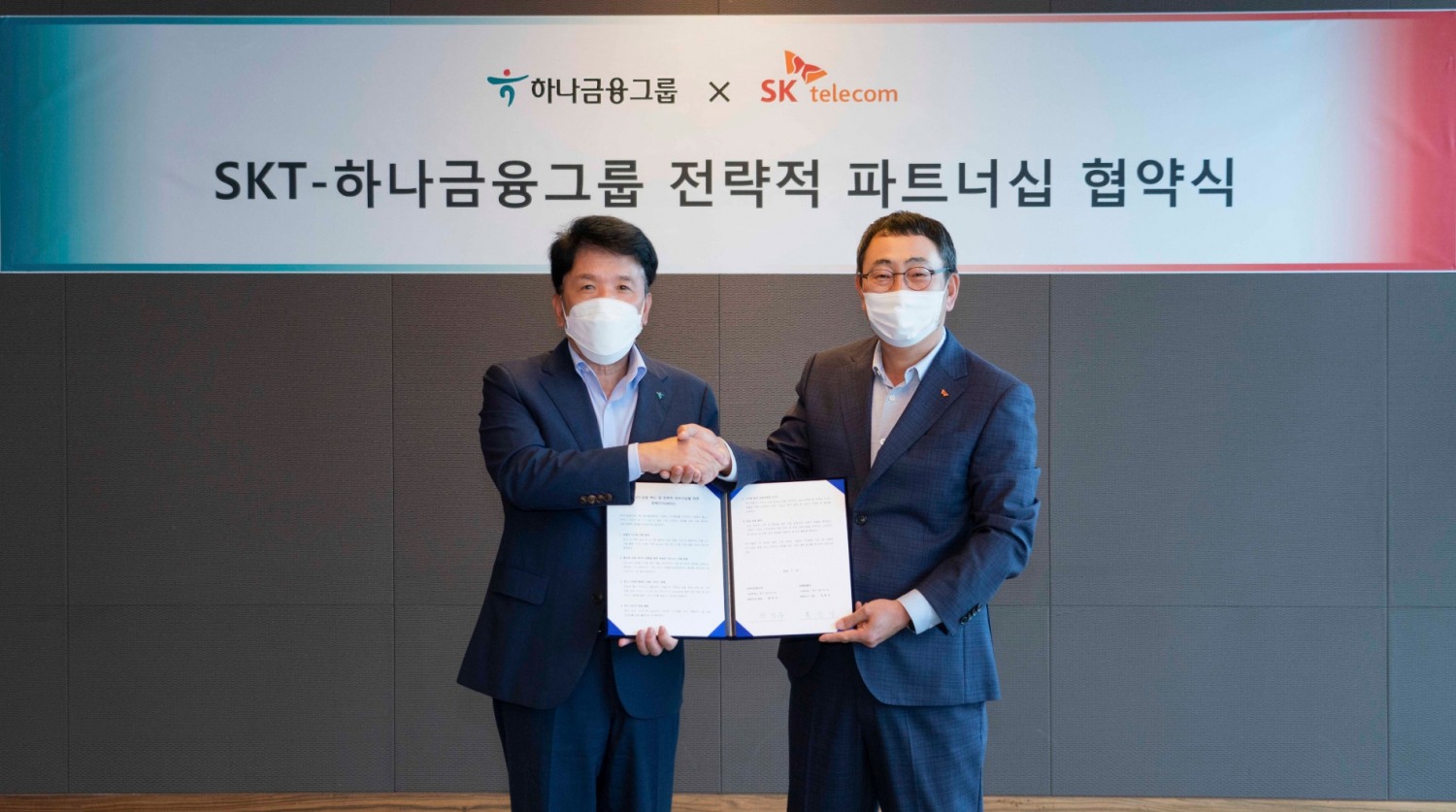 함영주 하나금융그룹 회장(왼쪽)과 유영상 SK텔레콤 사장(오른쪽)이 지난달 22일 전략적 파트너십을 체결했다. /사진제공=SK텔레콤